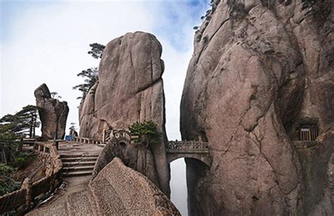 Huangshan Baohe Ting: En Vacker Pagod med en Förvånande Historia!