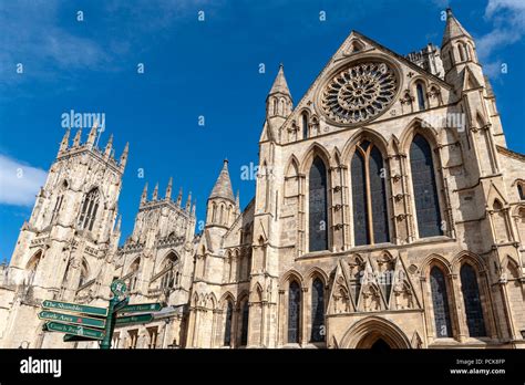 The  York Minster: En historisk katedral med fantastiska detaljer och en storslagen atmosfär!