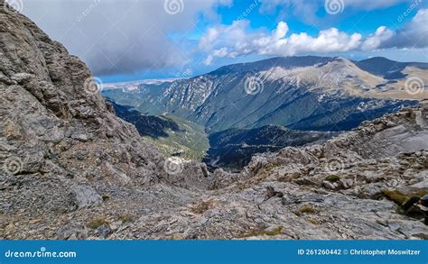 Yuetan Mountain Scenic Area - En mystisk bergstigning med hänförande utsikter!